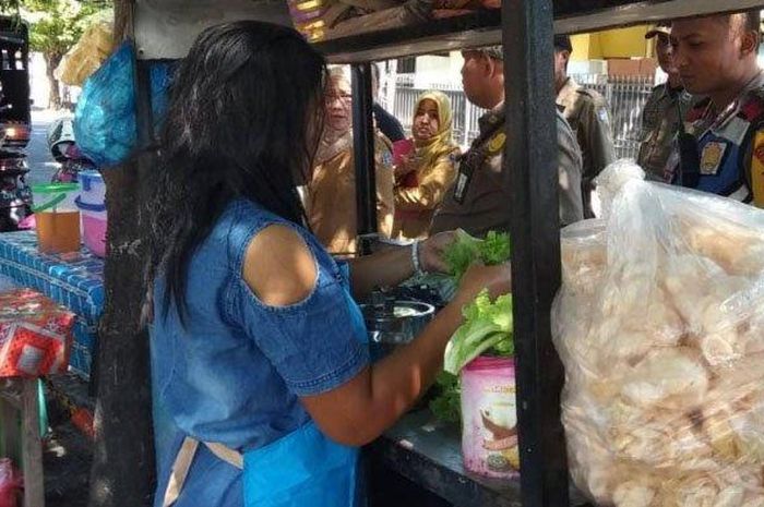 Warung rujak cingur Bu Mella di Surabaya yang jadi viral karena harganya.