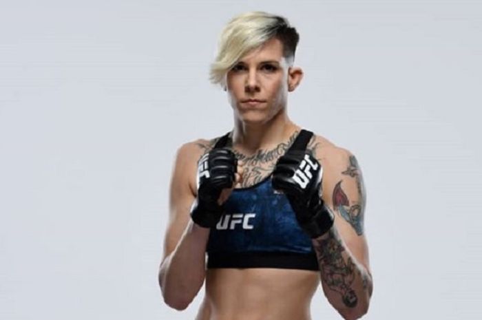 Petarung UFC perempuan asal Amerika Serikat, Macy Chiasson, selamat dari kecelakaan Crane yang menimpa kamar apartemennya di Dallas, Austin, Texas.