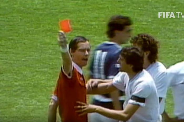 Wasit asal Prancis, Jo&euml;l Quiniou, mengeluarkan kartu merah untuk bek timnas Uruguay, Jose Batista, pada pertandingan kontra Skotlandia dalam ajang Piala Dunia 1986 di Meksiko.
