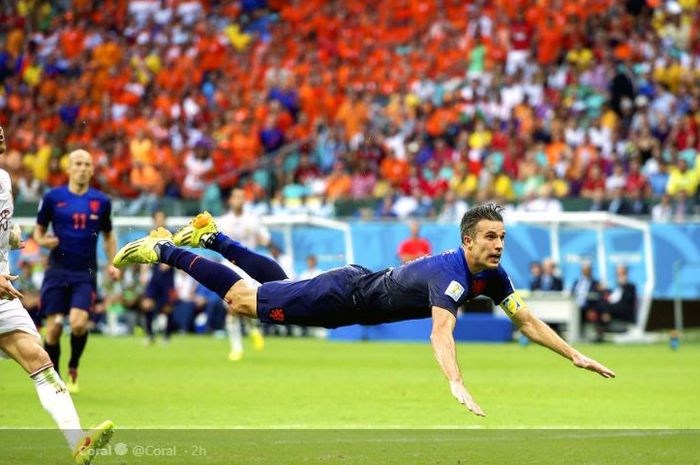 Legenda timnas Belanda, Robin van Persie mencetak gol dalam babak grup Piala Dunia 2014 versus Spanyol.