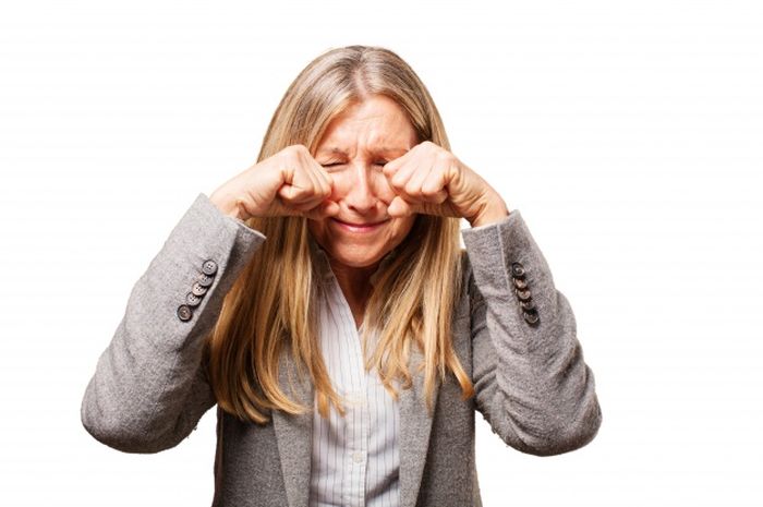 плачет закрыв лицо руками. женщина в отчаянии. девушка прикрывает лицо. заплаканная девушка. мужчина обнимает женщину.