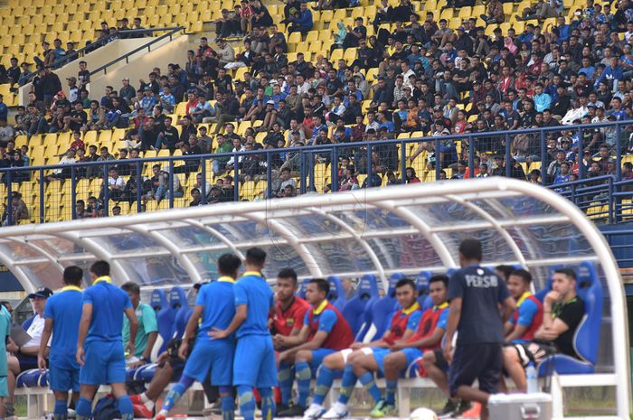 Bobotoh meramaikan laga uji coba Persib melawan Blitar United,  Kamis (13/6/2019).