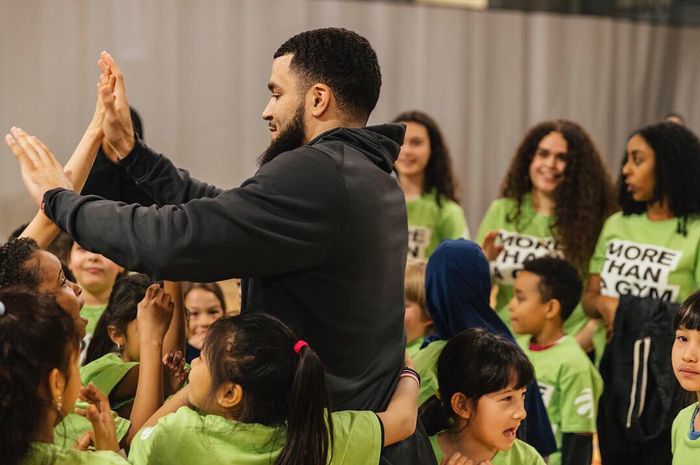 Pemain Toronto Raptors, Fred VanVleet pada acara MLSE Launch Pad, suatu tempat di mana anak-anak dapat menggunakan olahraga untuk mewujudkan potensi mereka.