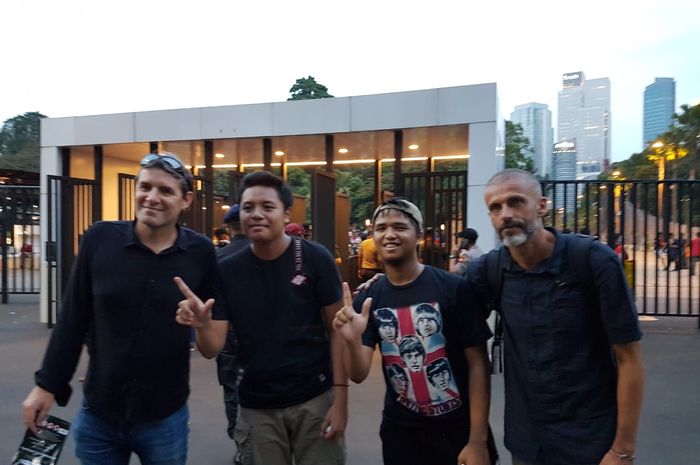 Duet pelatih Persija Jakarta, Julio Banuelos dan Eduardo berfoto bersama fans timnas Indonesia di luar Stadion Utama Gelora Bung Karno, (SUGBK), Sabtu, (15/6/2019).