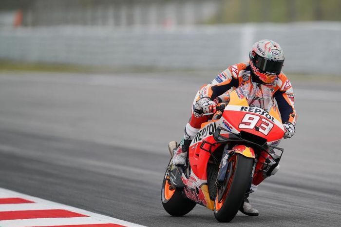 Aksi Pembalap Repsol Honda, Marc Marquez pada sesi latihan bebas hari pertama MotoGP Catalunya 2019, Jumat (14/6/2019)