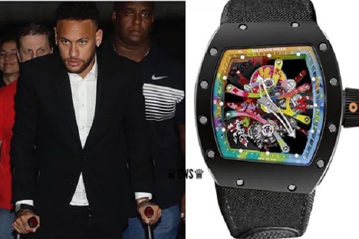Bintang Paris Saint-Germain, Neymar ketika datang ke kantor polisi Sao Paulo untuk pemeriksaan kasus pemerkosaan dengan mengenakan jam tangan mewah Richard Kille seharga Rp.9 miliar lebih.
