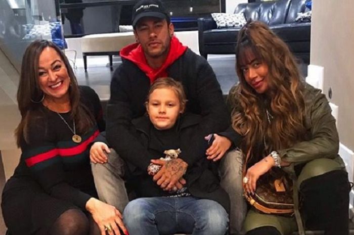 Neymar bersama sang anak, David Lucca bersama sang ibu dan adiknya.