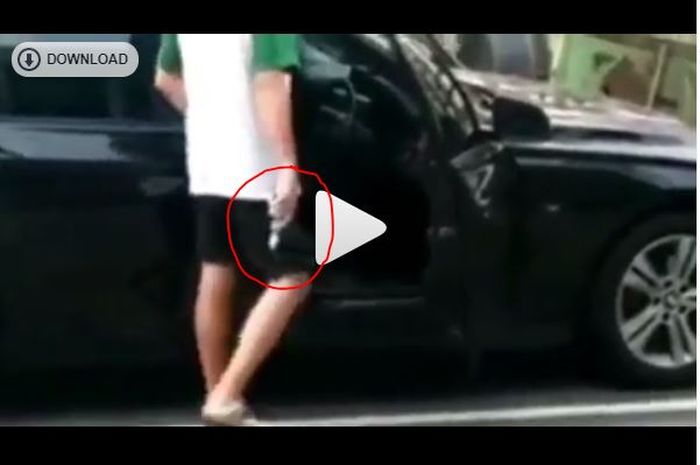 Viral! Seorang Pria Keluar dari Mobil Todongkan Pistol di Tengah Kemacetan