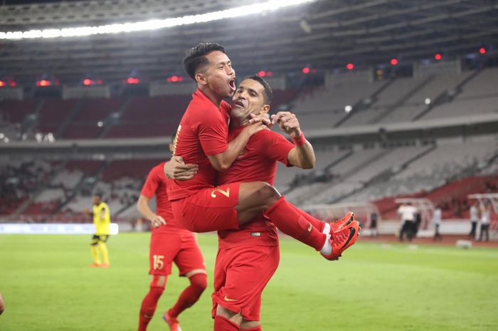 Andik Vermansah dan Alberto Goncalves merayakan gol pada laga timnas Indonesia Vs Vanuatu di Stadion Utama Gelora Bung Karno, Sabtu (15/6/2019).
