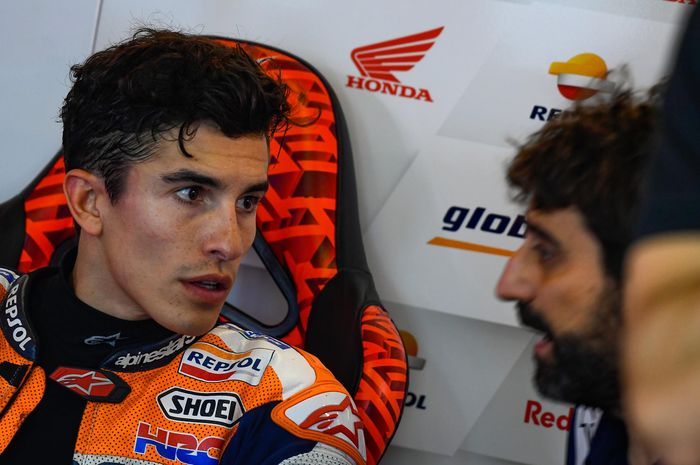 Pembalap Repsol Honda, Marc Marquez, berada di garasi saat menjalani sesi kualifikasi MotoGP Catalunya di Circuit de Barcelona-Catalunya, Spanyol, Sabtu (15/6/2019).