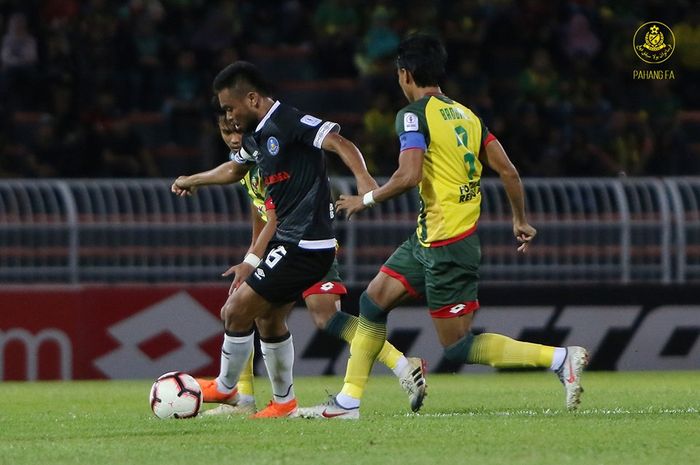 Aksi pemain sayap Pahang FA asal Indonesia, Saddil Ramdani yang dibayangi dua pilar Kedah FA pada laga pekan ke-16 Liga Super Malaysia 2019 di Stadion Darul Aman, Alor Setar, 14 Juni 2019.