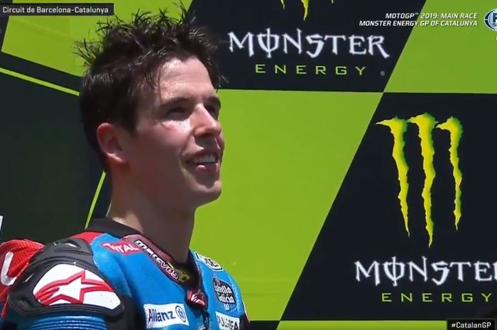 Rider Moto2, Alex Marquez, berdiri di podium pertama usai memenangi Moto2 Catalunya, Minggu (16/6/2019).