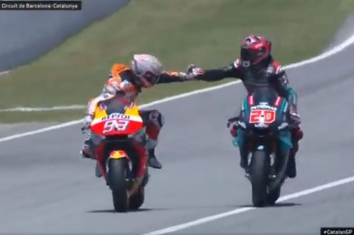 Juara dunia MotoGP, Marc Marquez, memberikan selamat kepada rookie rider asal tim Petronas Yamaha SRT, Fabio Quartararo, seusai MotoGP Catalunya 2019, Minggu (16/6/2019).