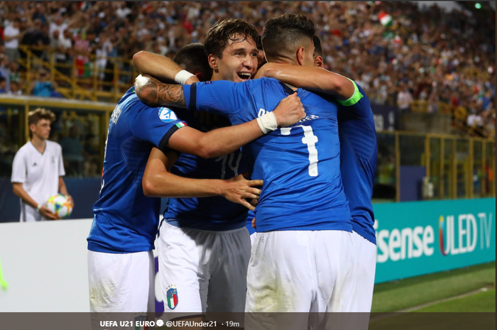 Federico Chiesa (tengah), memimpin timnas U-21 Italia meraih kemenangan gemilang 3-1 atas Spanyol di laga pertama Euro U-21 2019, Minggu (16/6/2019) di Bologna.