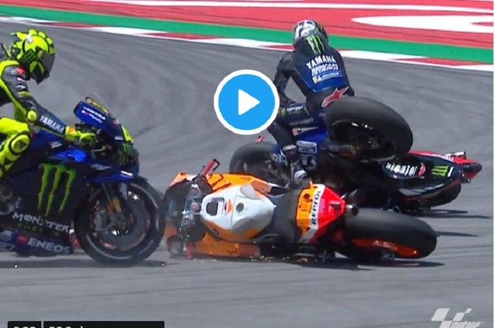 Motor Jorge Lorenzo (tengah) berada di tengah lintasan yang menyebabkan tiga pebalap lain ikut terjatuh dalam lomba MotoGP Catalunya 2019 , Minggu (16/6/2019).