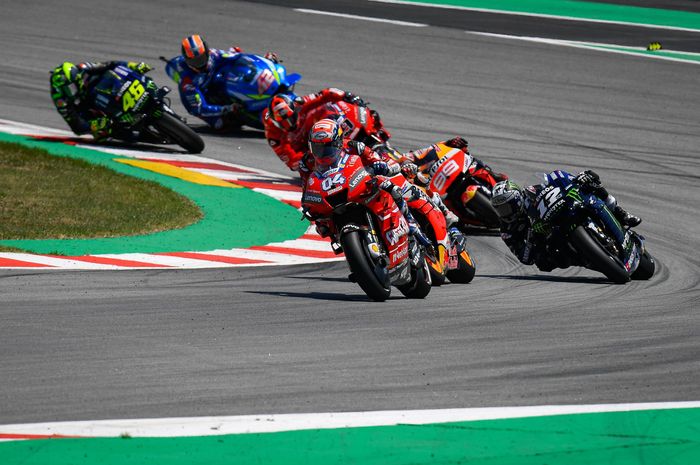 Para pembalap di barisan terdepan pada lap awal MotoGP Catalunya di Circuit de Barcelona-Catalunya, Minggu (16/6/2019).