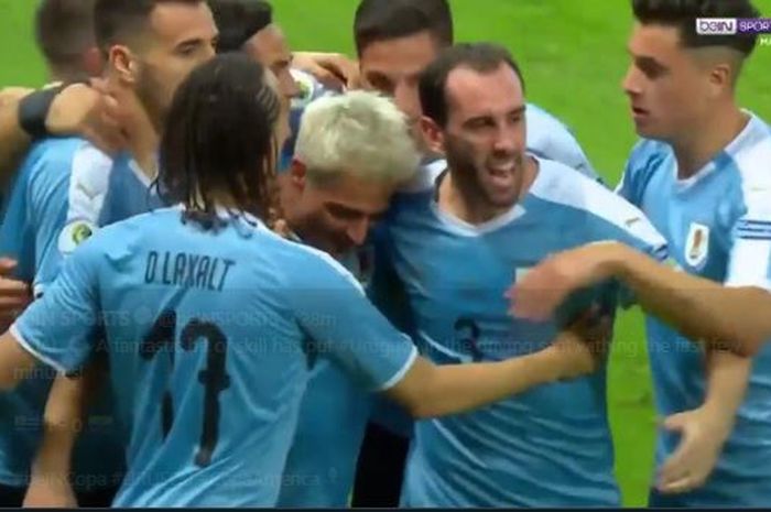 Para pemain timnas Uruguay merayakan gol Nicolas Lodeiro saat menghadapi Ekuador pada laga babak Grup C Copa America 2019, 16 Juni 2019.