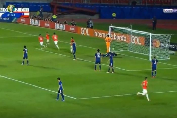 Kiper timnas Jepang, Keisuke Osako, lemas setelah dibobol penyerang timnas Cile, Alexis Sanchez dalam laga Grup C Copa America di Stadion Cicero Pompeu de Toledo, Selasa (18/6/2019) pagi WIB.