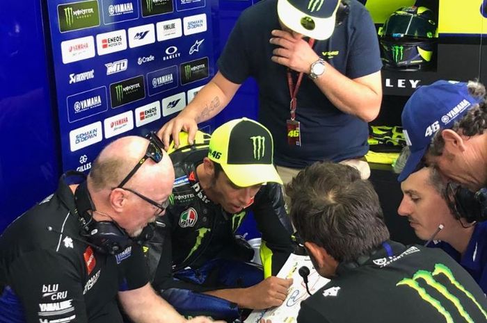 Pembalap Monster Energy Yamaha, Valentino Rossi sedang berdiskusi dengan krunya pada MotoGP Catalunya 2019