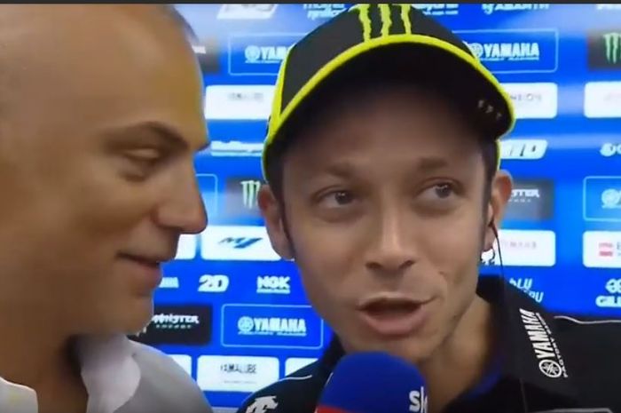 Valentino Rossi (kanan) memprotes jurnalis Italia, Antonio Boselli, karena memberikan informasi yang salah kepada Maverick Vinales soal insiden dalam balapan MotoGP Catalunya, Minggu (16/6/2019).