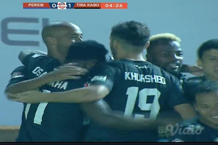 Pemain Tira Persikabo merayakan gol Loris Arnaud (kiri) ke gawang Persib dalam duel Liga  1 di Stadion Si Jalak Harupat, Bandung, 18 Juni 2019.