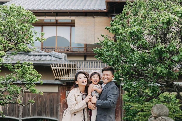 Chelsea Olivia membuatkan ramuan untuk Glenn Alinskie yang sakit tenggorokan