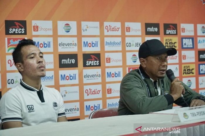 Pelatih Tira-Persikabo, Rahmad Darmawan, bersama pemainnya, Guntur Triaji, memberikan keterangan saat sesi konferensi pers setelah pertandingan melawan Persib Bandung pada pekan kedua Liga 1 2019.