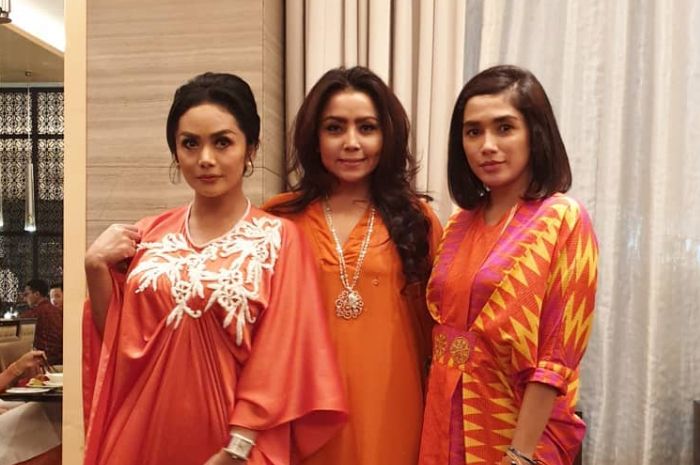 Arisan Bareng Geng Sosialita Pakai Baju Motif Macan Tutul, Penampilan