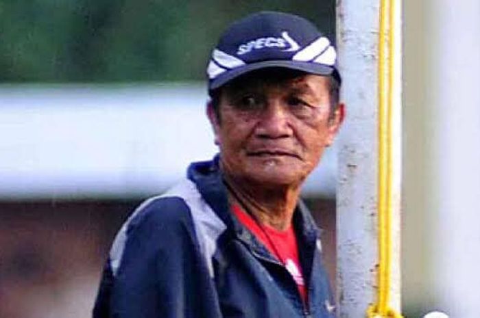 Pelatih kawakan Tumpak Sihite saat menangani PSM Makassar pada 2010.