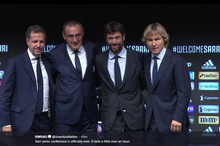 Maurizio Sarri berpose bersama Fabio Paratici, Andrea Agnelli, dan Pavel Nedved setelah konferensi pers perkenalan pelatih baru Juventus pada Kamis (20/6/2019) 