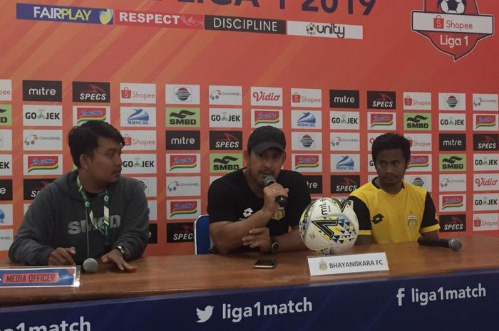 Pelatih Bhayangkara FC, Alfredo Vera didampingi Ilham Udin saat jumpa pers di Stadion Maguwoharjo, Depok Sleman, Kamis (20/6/2019) sore.