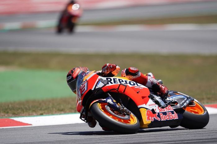 Aksi pembalap Repsol Honda, Marc Marquez saat mentas pada seri MotoGP Catalunya 2019, Minggu (16/6/2019)