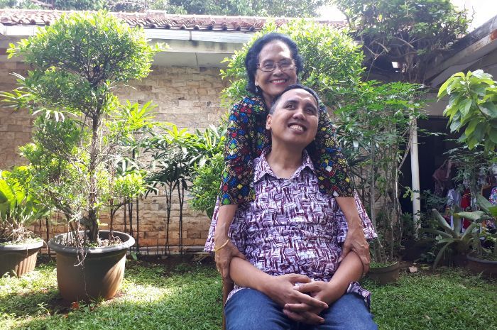 Gugun Gondrong dan sang ibunda, Tuning Sukobagyo, saat ditemui Grid.ID di acara ulang tahun Gugun ke-50 di kawasan Mampang Prapatan, Jakarta Selatan, Rabu (30/1/2019).