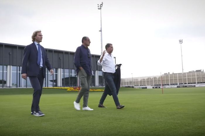 Wakil presiden dan direktur olahraga Juventus, Pavel Nedved (kiri) dan Fabio Paratici (kanan), mengajak pelatih baru Maurizio Sarri meninjau lapangan latihan klub pada Kamis (19/6/2019) di Continassa, Turin.