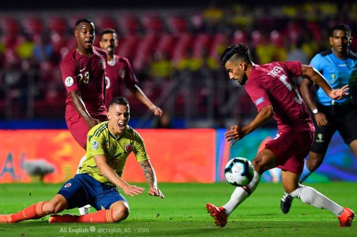 Pemain Kolombia, Mateus Uribe, mencoba menghadang bek Qatar, Tarek Salman, dalam laga penyisihan Grup B Copa America 2019 di Stadion Morumbi, Sao Paulo, 19 Juni 2019.