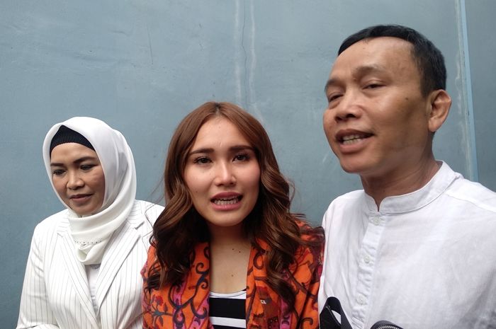 Ayu Ting Ting didampingi Umi Kalsum dan Abdul Rozak saat Grid.ID temui di kawasan Tendean, Mampang, Jakarta Selatan, Kamis (20/6/2019).