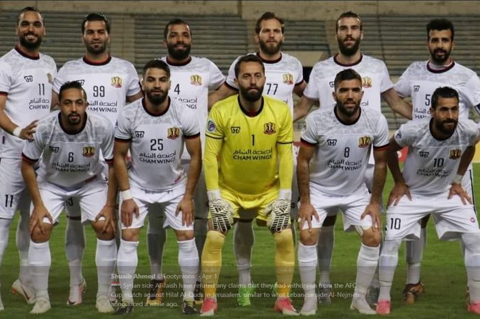 Anggota skuad Al-Jaish berpose sebelum pertandingan, termasuk striker mereka Mohammed Al Wakid (99).