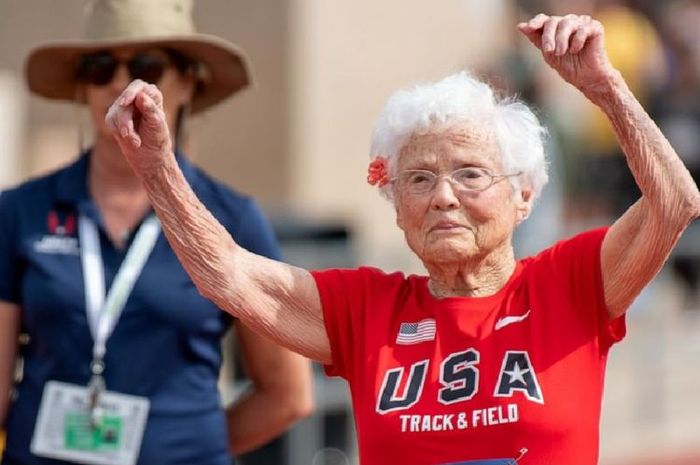 Julia Hawkins merayakan kemenangannya saat finish dalam lomba lari 50 meter di ajang the 2019 National Senior Games in Albuquerque, New Mexico.