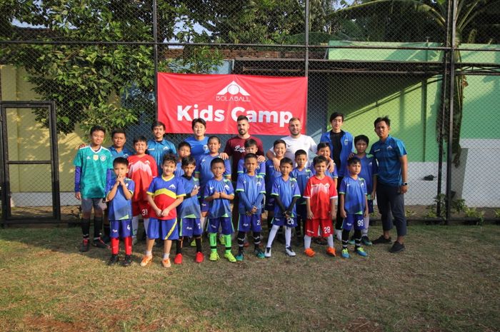Para pesepak bola cilik dan staf kepelatihan Bolaball Kids Camp berpose bersama dua pelatih asal Spanyol di Bekasi, 19 Juni 2019. 