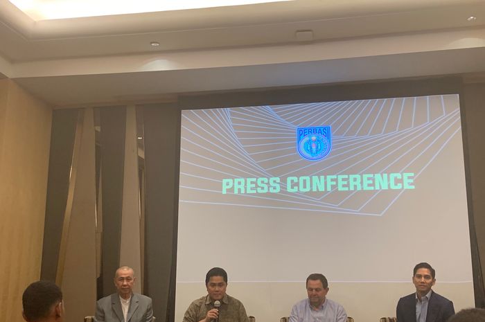 Anggota FIBA Central Board, Erick Thohir (kedua dari kiri), berbicara dalam konferensi pers di Jakarta, Jumat (21/6/2019).