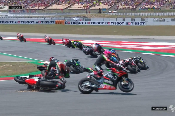 Test rider Aprilia, Bradley Smith, dihukum usai bikin crash Aleix Espargaro di MotoGP Catalunya 2019, Minggu (16/6/2019).