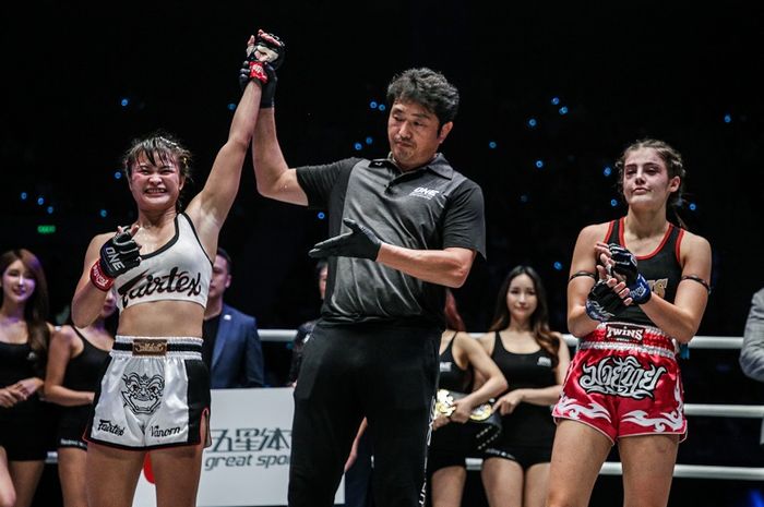 Atlet ONE Championship asal Thailand, Stamp Fairtex (kiri), mengalahkan petarung asal Australia, Alma Juniku, dalam ajang ONE: Legendary Quest di Shanghai, China.