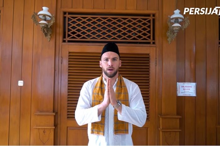 Penyerang Persija Jakarta, Marko Simic saat merayakan HUT DKI Jakarta dengan mengenal budaya Betawi.