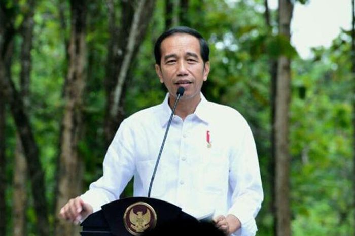 Diberi Kue Ulang Tahun Oleh Wartawan, Begini Aksi Lucu Jokowi Saat Prosesi Tiup Lilin