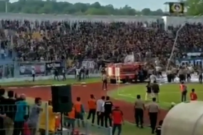 Kerusuhan suporter saat laga  perdana Liga 2 2019 antara PSPS Pekanbaru menghadapi PSMS Medan di Stadion Kaharudin Nasution, Pekanbaru, Sabtu (22/6/2019).