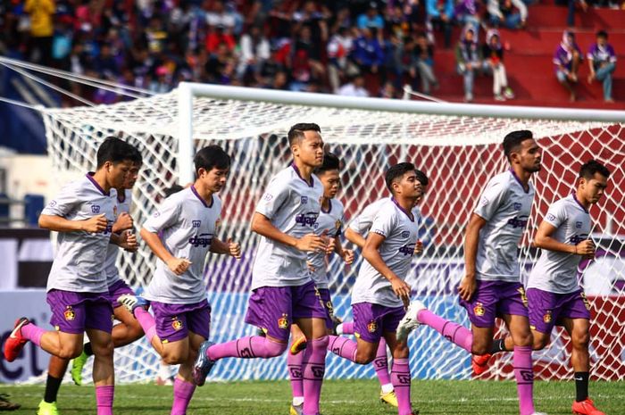 Skuat Persik Kediri saat warm-up jelang laga pembuka Liga 2 2019 kontra PSBS Biak, di Stadion Brawijaya, Kediri, Sabtu (22/6/2019).