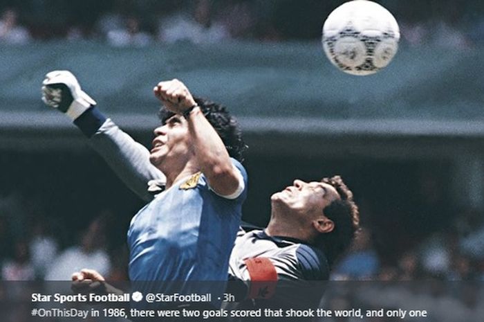 Diego Maradona berduel dengan kiper timnas Inggris, Peter Shilton pada gelaran Piala Dunia 1986 di Stadion Azteca, Meksiko