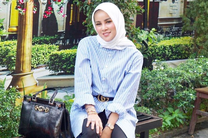 Olla Ramlan Pakai  Gaya  Busana Hijab Modis Model Celana  