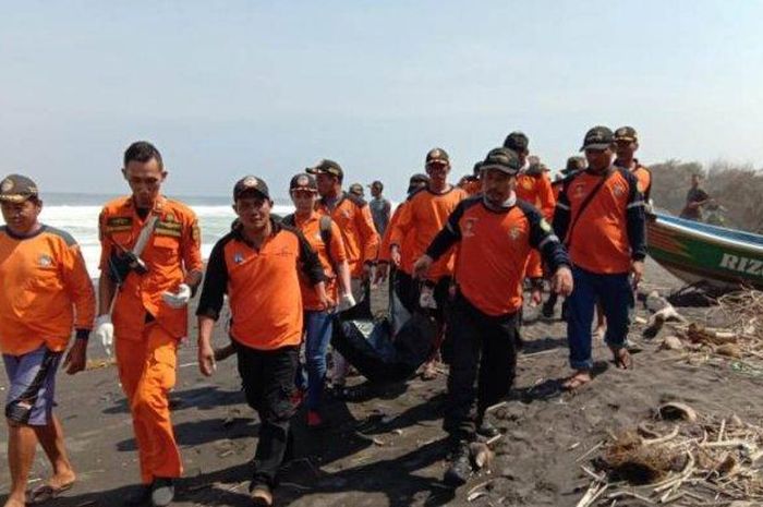 Proses evakuasi satu korban laka laut pantai baru yang ditemukan di wilayah pantai Trisik Kulonprogo, Sabtu (22/6/2019). 