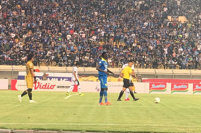 Striker Persib Bandung, Ezechiel N'Douassel, mendapatkan kartu kuning karena dianggap melakukan diving saat laga kontra Madura United, pada Minggu (23/6/2019).
